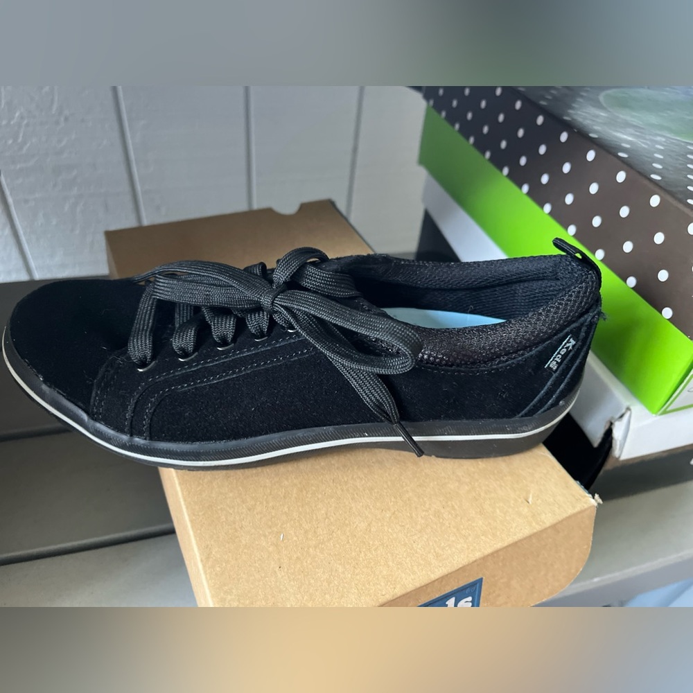 Like new suede, keds woman tenna shoes size 6